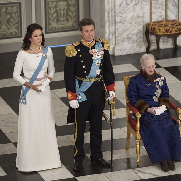 La princesse Mary et le prince Frederik de Danemark au palais de Christiansborg le 5 janvier 2016 avec la reine Margrethe II lors de la réception du Nouvel An du corps diplomatique.