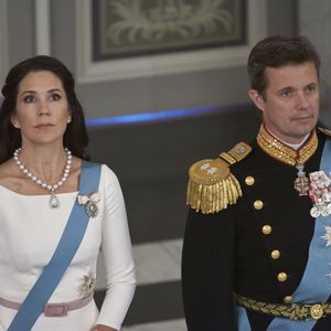 La princesse Mary et le prince Frederik de Danemark au palais de Christiansborg le 5 janvier 2016 avec la reine Margrethe II lors de la réception du Nouvel An du corps diplomatique.