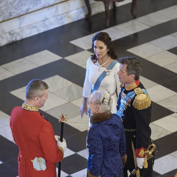 La princesse Mary et le prince Frederik de Danemark au palais de Christiansborg le 5 janvier 2016 avec la reine Margrethe II lors de la réception du Nouvel An du corps diplomatique.