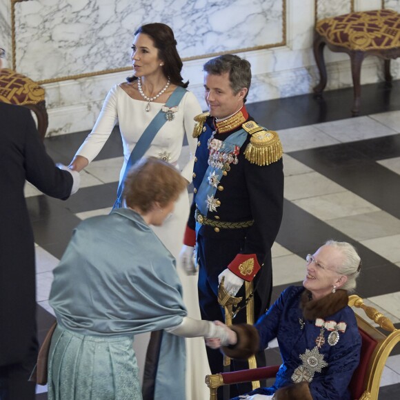 La princesse Mary et le prince Frederik de Danemark au palais de Christiansborg le 5 janvier 2016 avec la reine Margrethe II lors de la réception du Nouvel An du corps diplomatique.