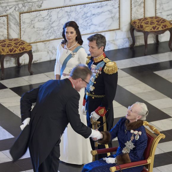 La princesse Mary et le prince Frederik de Danemark au palais de Christiansborg le 5 janvier 2016 avec la reine Margrethe II lors de la réception du Nouvel An du corps diplomatique.