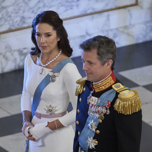 La princesse Mary et le prince Frederik de Danemark au palais de Christiansborg le 5 janvier 2016 avec la reine Margrethe II lors de la réception du Nouvel An du corps diplomatique.