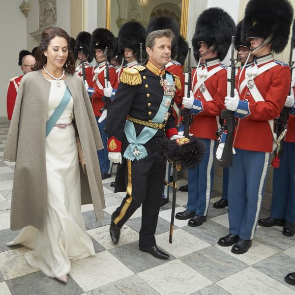 La princesse Mary et le prince Frederik de Danemark au palais de Christiansborg le 5 janvier 2016 avec la reine Margrethe II lors de la réception du Nouvel An du corps diplomatique.