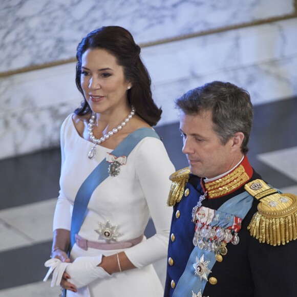 La princesse Mary et le prince Frederik de Danemark au palais de Christiansborg le 5 janvier 2016 avec la reine Margrethe II lors de la réception du Nouvel An du corps diplomatique.