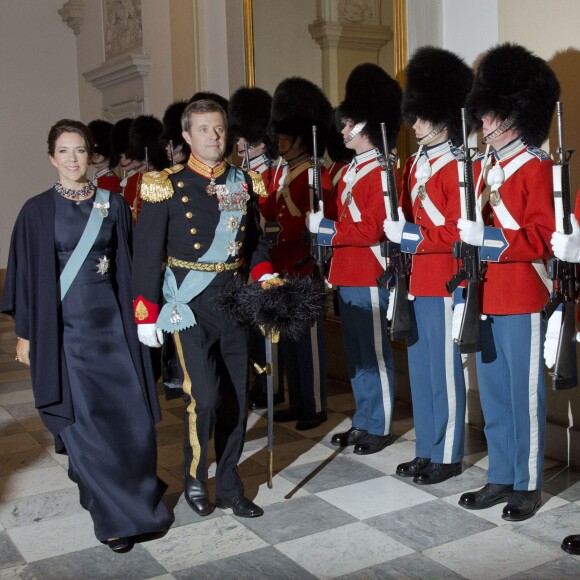 La princesse Mary et le prince Frederik de Danemark au palais de Christiansborg, à Copenhague, le 6 janvier 2016 pour la réception du Nouvel An des officiers des forces armées et représentants des principales organisations nationales et des patronages royaux.