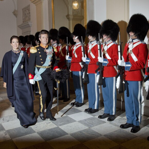 La princesse Mary et le prince Frederik de Danemark au palais de Christiansborg, à Copenhague, le 6 janvier 2016 pour la réception du Nouvel An des officiers des forces armées et représentants des principales organisations nationales et des patronages royaux.