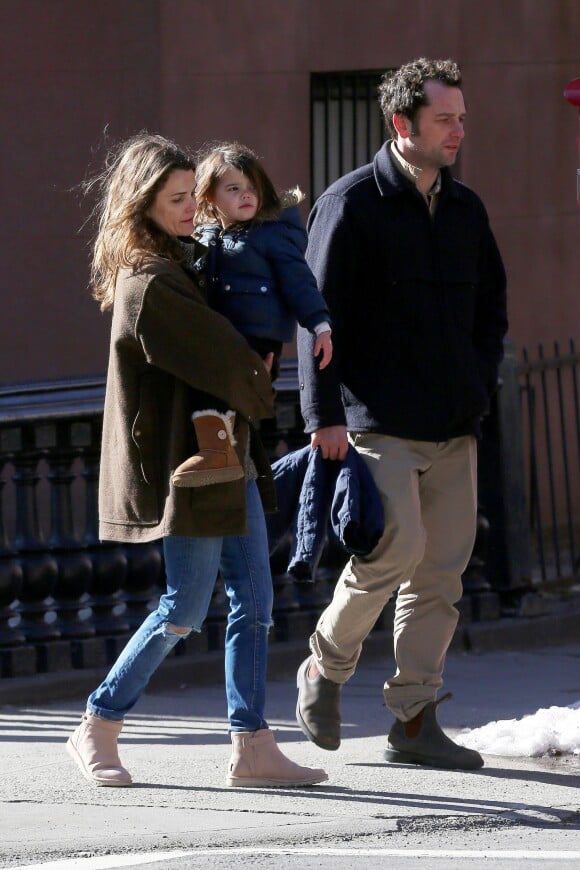 Keri Russell et Matthew Rhys avec Willa à Brooklyn, New York, le 22 mars 2015.