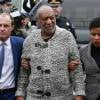 Bill Cosby et son épouse Camille quittent la cour du comté de Montgomery à Cheltenham en Pennsylvanie, le 30 décembre 2015.