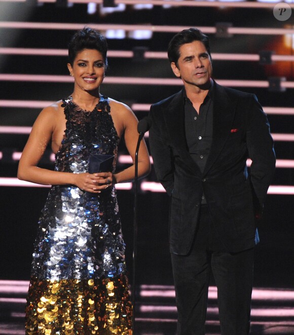 Priyanka Chopra et John Stamos pendant la cérémonie des People's Choice Awards 2016.