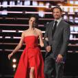 Josh Holloway et Abigail Spencer pendant la cérémonie des People's Choice Awards 2016.