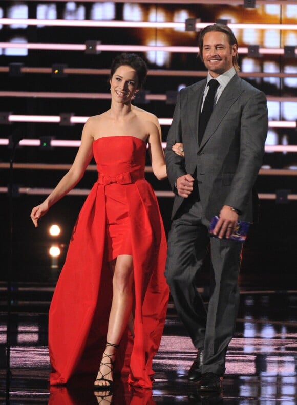 Josh Holloway et Abigail Spencer pendant la cérémonie des People's Choice Awards 2016.