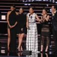 Shay Mitchell, Ashley Benson, Troian Bellisario, Lucy Hale et Ian Harding pendant la cérémonie des People's Choice Awards 2016.