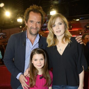 Stéphane De Groodt, Isabelle Carré et Aminthe Audiard - Enregistrement de l'émission "Vivement Dimanche", qui sera diffusée le 10 janvier 2016, au studio Gabriel à Paris, le 6 janvier 2016. © Guirec Coadic/Bestimage