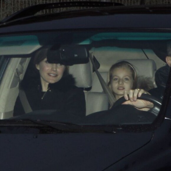 Letizia et Felipe VI d'Espagne arrivent avec leurs filles Leonor, princesse des Asturies, et l'infante Sofia chez Jesus Ortiz, le père de la reine, pour fêter avec lui l'Epiphanie, le 6 janvier 2016 à Madrid.
