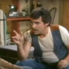 Pat Harrington Jr. dans son rôle de Dwayne Schneider dans la sitcom One Day at a Time (1975-1984).