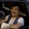 Pat Harrington Jr. dans une pub Trak Auto Parts en 1987 dans la peau de son personnage culte de la série One Day at a Time, Dwayne Schneider.