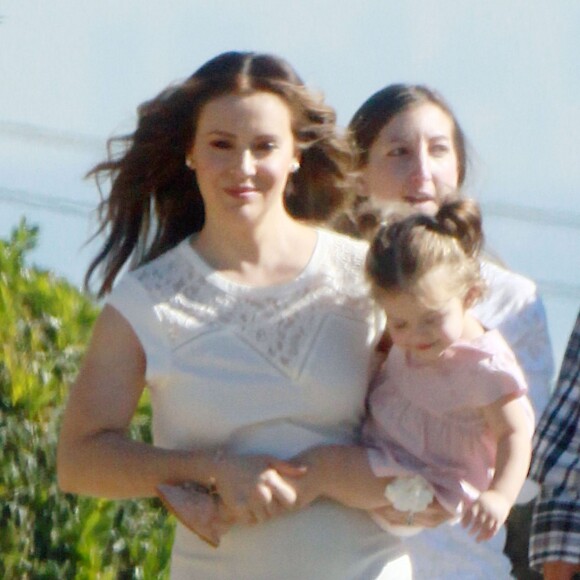 Exclusif -  Alyssa Milano se promène avec sa fille Elizabella sur le tournage d'un spot publicitaire pour Atkins à Los Angeles. Le 19 novembre 2015 © CPA / Bestimage