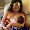 Alyssa Milano a ressorti de ses archives une photo datant de l'année dernière sur laquelle elle donne le sein à sa petite fille, alors âgée de quelques mois, déguisée en Wonder Woman.