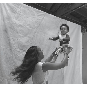 Kelly Rowland et son fils Titan dans les coulisses du shooting photo du magazine Parents. Photo extraite d'une vidéo postée sur Instagram le 7 janvier 2016.