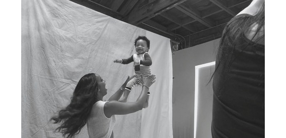 Kelly Rowland et son fils Titan dans les coulisses du shooting photo du magazine Parents. Photo extraite d'une vidéo postée sur Instagram le 7 janvier 2016.