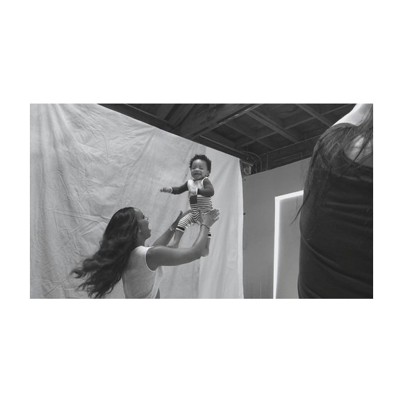 Kelly Rowland et son fils Titan dans les coulisses du shooting photo du magazine Parents. Photo extraite d'une vidéo postée sur Instagram le 7 janvier 2016.