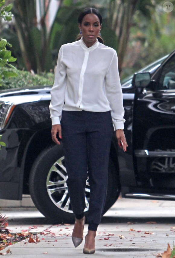 Exclusif - La chanteuse Kelly Rowland rentre chez elle après avoir fait ses courses à Los Angeles le 10 décembre 2015.