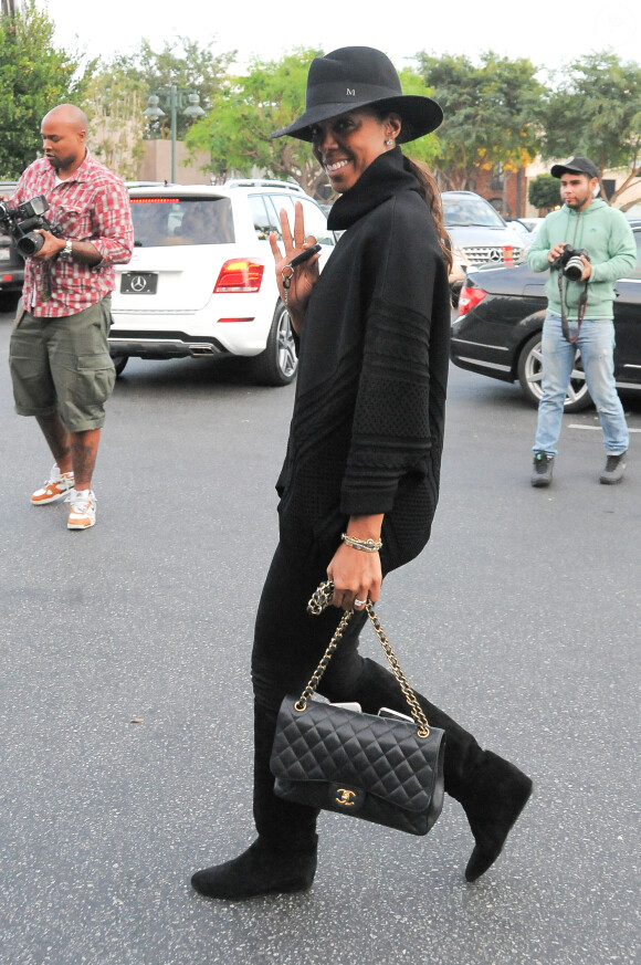 Kelly Rowland fait du shopping et se promène avec son fils Titan Witherspoon à Los Angeles, le 24 novembre 2015