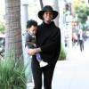 Kelly Rowland fait du shopping et se promène avec son fils Titan Witherspoon à Los Angeles, le 24 novembre 2015