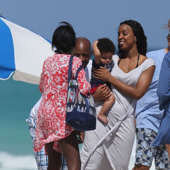 Kelly Rowland en vacances avec son mari Tim Witherspoon et des amis sur une plage de Miami le 16 février 2014.