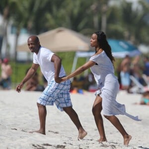 Kelly Rowland en vacances avec son mari Tim Witherspoon et des amis sur une plage de Miami le 16 février 2014.