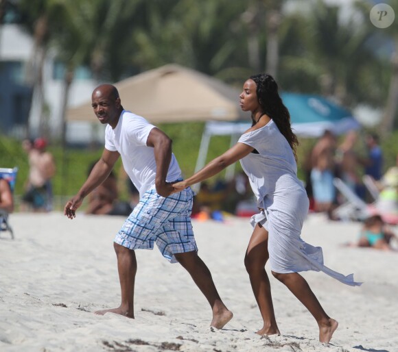 Kelly Rowland en vacances avec son mari Tim Witherspoon et des amis sur une plage de Miami le 16 février 2014.