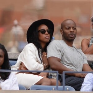 Kelly Rowland et Tim Witherspoon regarde le match qui oppose Serena Williams a Kiki Bertens au stade Arthur Ashe à New York, le 2 septembre 2015.