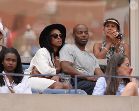 Kelly Rowland et Tim Witherspoon regarde le match qui oppose Serena Williams a Kiki Bertens au stade Arthur Ashe à New York, le 2 septembre 2015.