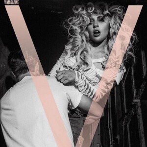 La chanteuse Lady Gaga, rédactrice en chef invitée de "V Magazine" pour un hommage à Alexander McQueen - printemps 2016. La chanteuse a choisi 16 couvertures différentes sur lesquelles ont retrouvent le regretté créateur britannique, ses muses Isabella Blow et Daphne Guinness, ainsi que Karl Lagerfeld, Hedi Slimane ou encore le mannequin Cierra Skye.