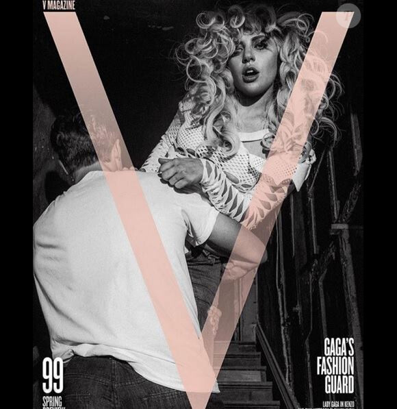 La chanteuse Lady Gaga, rédactrice en chef invitée de "V Magazine" pour un hommage à Alexander McQueen - printemps 2016. La chanteuse a choisi 16 couvertures différentes sur lesquelles ont retrouvent le regretté créateur britannique, ses muses Isabella Blow et Daphne Guinness, ainsi que Karl Lagerfeld, Hedi Slimane ou encore le mannequin Cierra Skye.