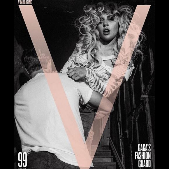 La chanteuse Lady Gaga, rédactrice en chef invitée de "V Magazine" pour un hommage à Alexander McQueen - printemps 2016. La chanteuse a choisi 16 couvertures différentes sur lesquelles ont retrouvent le regretté créateur britannique, ses muses Isabella Blow et Daphne Guinness, ainsi que Karl Lagerfeld, Hedi Slimane ou encore le mannequin Cierra Skye.