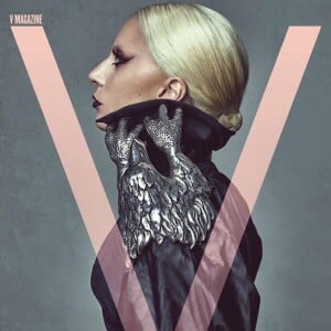 Lady Gaga, rédactrice en chef invitée de "V Magazine" pour un hommage à Alexander McQueen - printemps 2016. La chanteuse a choisi 16 couvertures différentes sur lesquelles ont retrouvent le regretté créateur britannique, ses muses Isabella Blow et Daphne Guinness, ainsi que Karl Lagerfeld, Hedi Slimane ou encore le mannequin Cierra Skye.