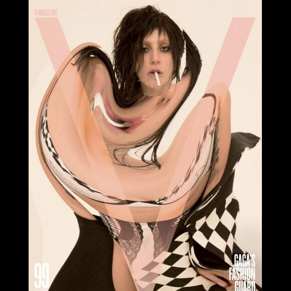 Lady Gaga, rédactrice en chef invitée de "V Magazine" pour un hommage à Alexander McQueen - printemps 2016. La chanteuse a choisi 16 couvertures différentes sur lesquelles ont retrouvent le regretté créateur britannique, ses muses Isabella Blow et Daphne Guinness, ainsi que Karl Lagerfeld, Hedi Slimane ou encore le mannequin Cierra Skye.
