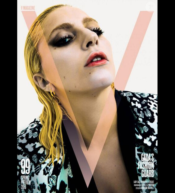 La star Lady Gaga, rédactrice en chef invitée de "V Magazine" pour un hommage à Alexander McQueen - printemps 2016. La chanteuse a choisi 16 couvertures différentes sur lesquelles ont retrouvent le regretté créateur britannique, ses muses Isabella Blow et Daphne Guinness, ainsi que Karl Lagerfeld, Hedi Slimane ou encore le mannequin Cierra Skye.