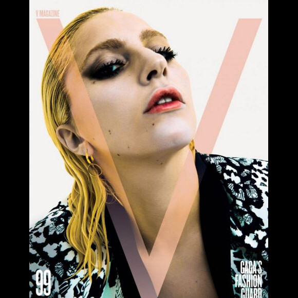 La star Lady Gaga, rédactrice en chef invitée de "V Magazine" pour un hommage à Alexander McQueen - printemps 2016. La chanteuse a choisi 16 couvertures différentes sur lesquelles ont retrouvent le regretté créateur britannique, ses muses Isabella Blow et Daphne Guinness, ainsi que Karl Lagerfeld, Hedi Slimane ou encore le mannequin Cierra Skye.