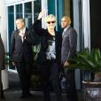 Sharon Stone salue ses fans à la sortie de son hôtel de Miami le 9 novembre 2015.  'Agent X' actress Sharon Stone is spotted at her hotel on November 9, 2015 in Miami, Florida. Critics have slammed Sharon's TV show 'Agent X' claiming its so bad it's hilarious.09/11/2015 - Miami