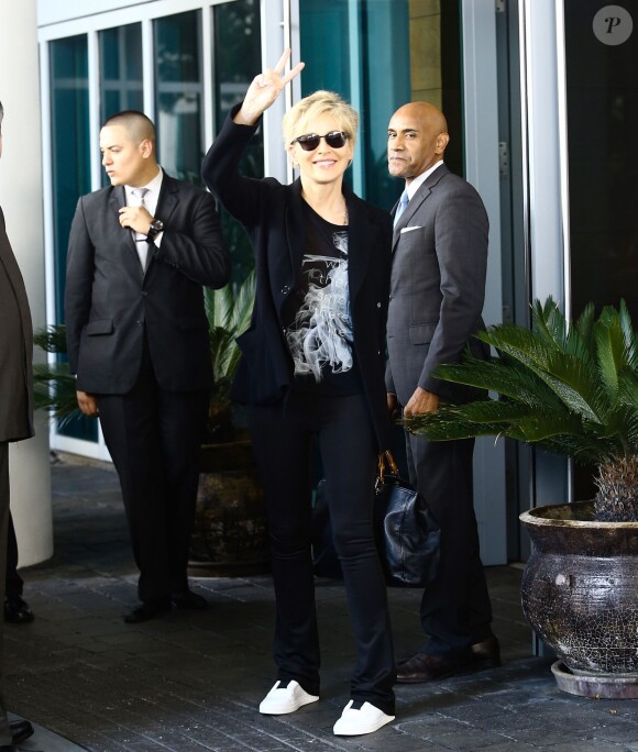 Sharon Stone salue ses fans à la sortie de son hôtel de Miami le 9 novembre 2015.  'Agent X' actress Sharon Stone is spotted at her hotel on November 9, 2015 in Miami, Florida. Critics have slammed Sharon's TV show 'Agent X' claiming its so bad it's hilarious.09/11/2015 - Miami