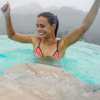 Marine Lorphelin à Tahiti, nageant avec une raie, en janvier 2016.