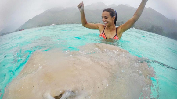 Marine Lorphelin, intrépide à Tahiti : Elle barbote avec une énorme raie