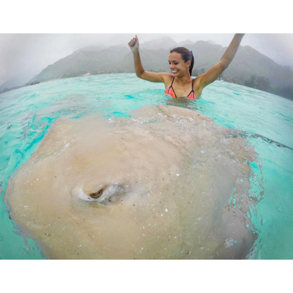 Marine Lorphelin à Tahiti, nageant avec une raie, en janvier 2016.