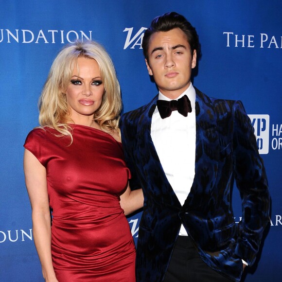 Pamela Anderson et son fils Brandon Thomas Lee - Gala de la fondation de Sean Penn pour Haïti, J/P Haitian Relief Organization, à Los Angeles le 9 janvier 2016.