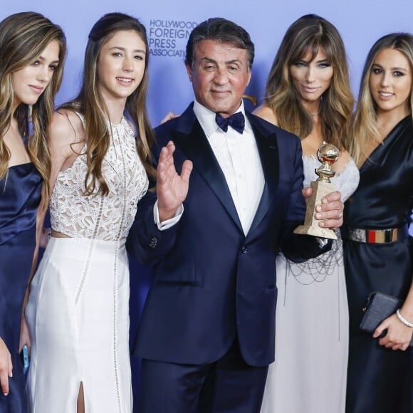 Sylvester Stallone, sa femme Jennifer Flavin et leurs filles Sophia, Sistine et Scarlet - Il est le meilleur acteur dans un second rôle pour Creed - Press Room lors de la 73e cérémonie annuelle des Golden Globe Awards à Beverly Hills, le 10 janvier 2016. © Olivier Borde/Bestimage