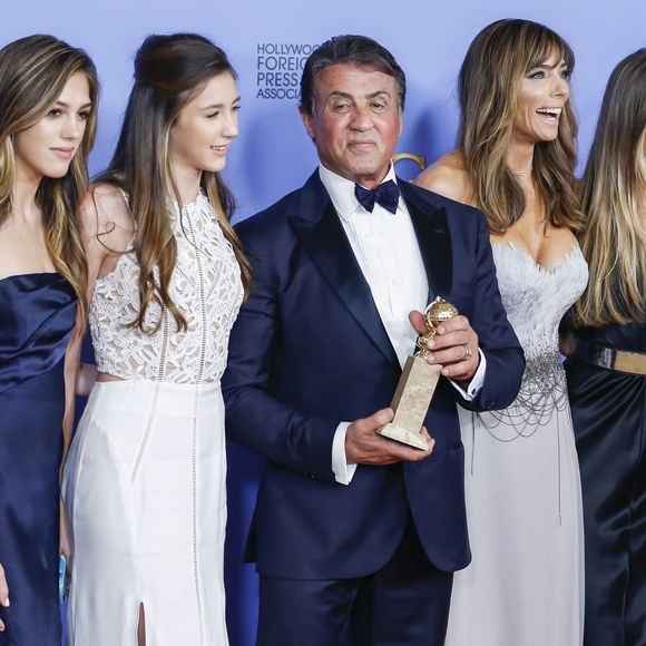 Sylvester Stallone, sa femme Jennifer Flavin et leurs filles Sophia, Sistine et Scarlet - Il est le meilleur acteur dans un second rôle pour Creed - Press Room lors de la 73e cérémonie annuelle des Golden Globe Awards à Beverly Hills, le 10 janvier 2016. © Olivier Borde/Bestimage