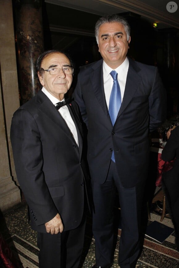 Le prince Reza Phalavi, fils du dernier Shah Mohammad Reza Pahlavi, en novembre 2011 avec le docteur Robert Parienti lors d'un gala à l'Opéra Garnier, Ensemble pour la science et pour la paix dans le monde.