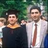 Le prince Ali Reza Pahlavi entouré de sa mère Farah Diba et de son frère Reza en 1988 lors de la cérémonie de remise de diplôme à l'Université de Princenton.